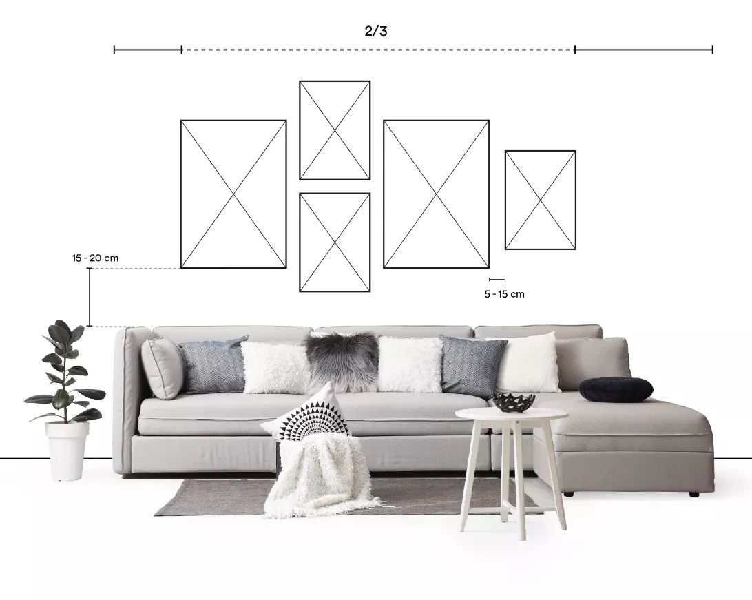 Tổng chiều dài bộ tranh bằng khoảng ⅔ chiều dài ghế sofa tạo sự cân đối cho không gian