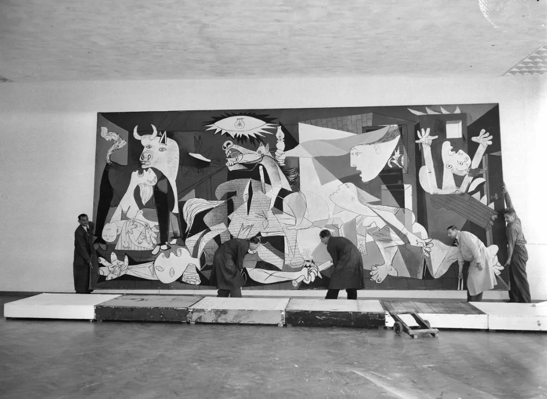 Bức tranh sơn dầu đen trắng “Guernica” của họa sĩ lừng danh Pablo Picasso